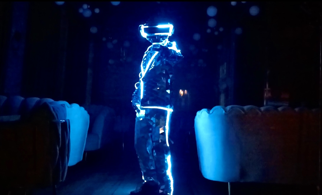 Костюмированное поздравление от светящегося человека