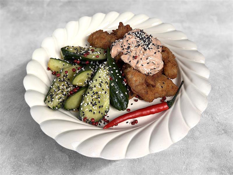 хрустящая курица с огурцами кимчи