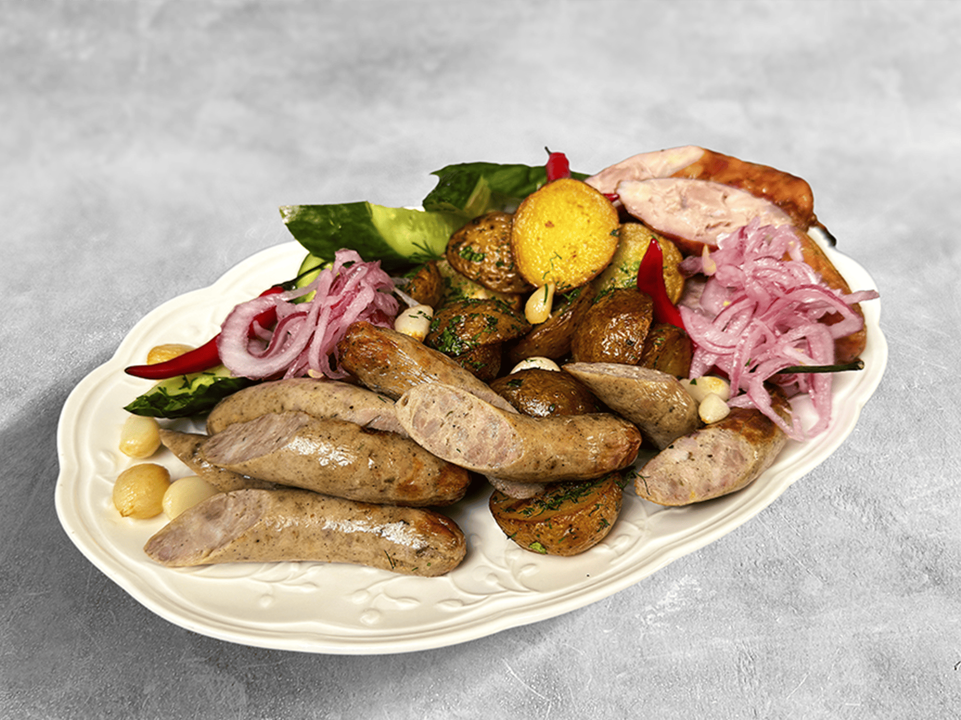 Колбаски с картофелем и огурцами