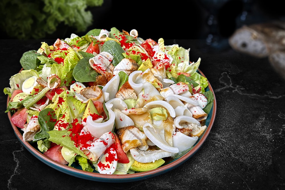 Салат с угрем и кальмаром