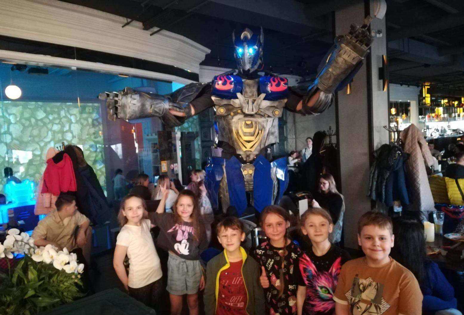 Эффектное поздравление от Робота